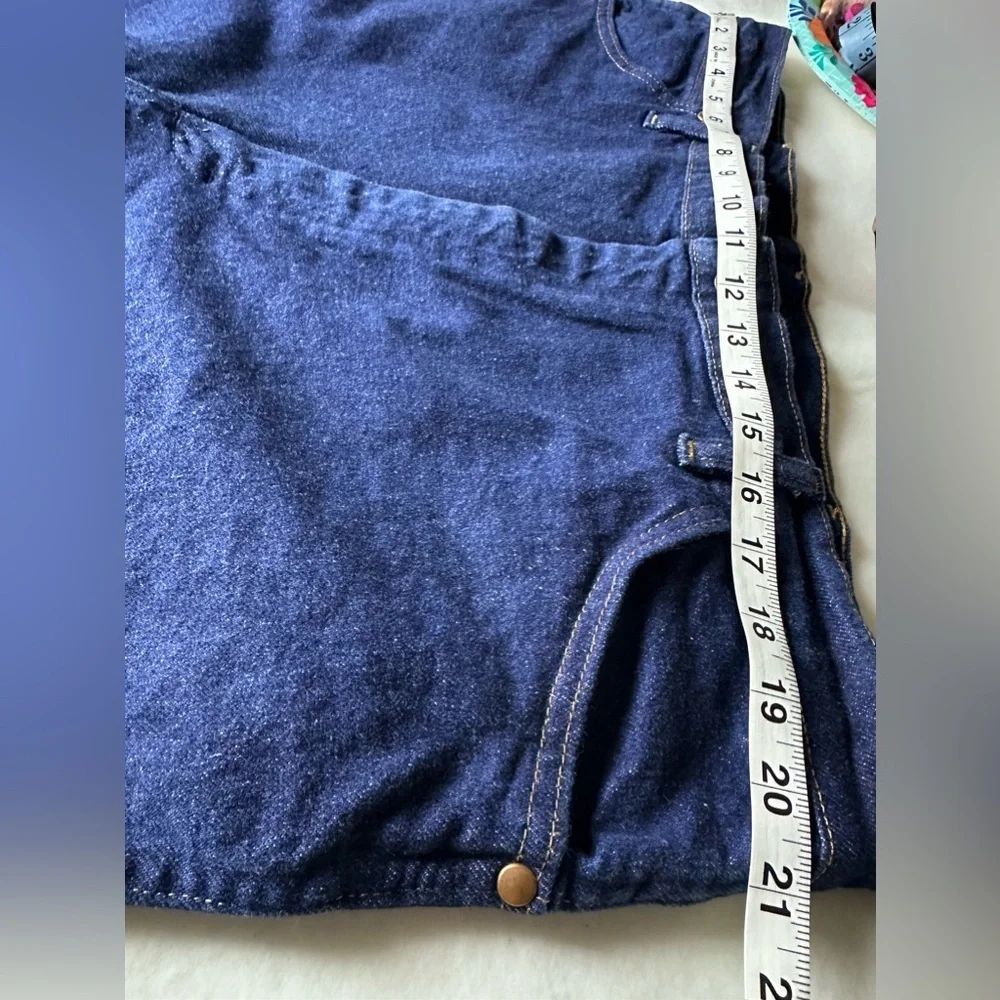 , wrangler, 42x32, 98% cotton, 2% spandex.